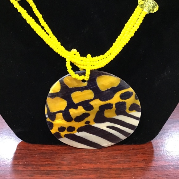 Hand Painted Shell Necklace Set - Picture 2 of 4